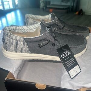 New with tags Wally funk size 9 hey dudes for men, in original box. ❤️‍🔥❤️‍🔥